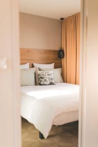 GoebelsmuhleChalet Fuusslee的卧室配有白色的床和木制床头板
