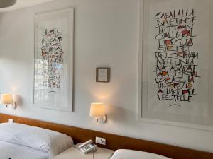 斯培西亚吉洛尼酒店的酒店客房设有一张床,墙上挂着一张照片