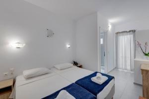 图罗斯马科斯广场酒店的白色卧室配有一张大床和毛巾