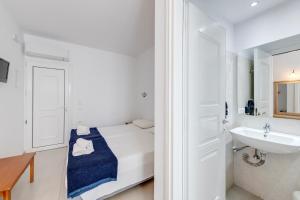 图罗斯马科斯广场酒店的白色的浴室设有床和水槽