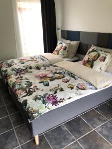 斯基沃Fly B&B的床上铺有花卉床单的床