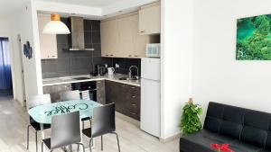 阿德耶Ocean View Apartments的厨房以及带桌椅的用餐室。