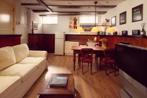 阿姆斯特丹Realeneiland Bed & Breakfast的带沙发和桌子的客厅以及厨房。