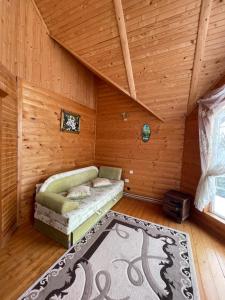 沃罗赫塔Вілла в Карпатах的一间客厅,客厅配有沙发,位于木房