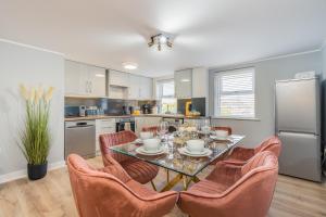 安德沃Charming Apartment In Andover Town Centre 55'' 4K Smart TV Netflix的厨房配有餐桌和椅子