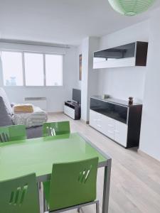 帕斯底拉卡萨ARA 3d的客厅配有桌子和绿色椅子