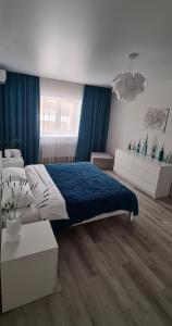 文尼察Apartment 5 star的一间卧室配有大床和蓝色窗帘
