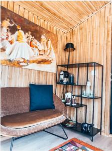 奥纲赖泽Joly Tiny House的客厅配有沙发和墙上的绘画