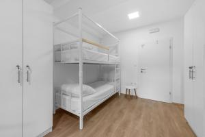 斯普利特Hostel Elli的客房设有白色双层床和木地板。