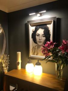 埃克塞特Clocktower Suite的一张桌子上拿着蜡烛的女人的照片
