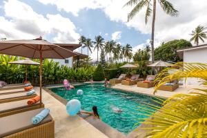 波普托Maya Resort Samui - Family resort-Sha Plus Extra的度假村的游泳池,人们在里面玩耍
