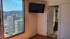 圣地亚哥Metro Manuel Montt的客房设有大窗户和平面电视。