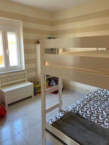 里贝拉Apartamento en las Rias Bajas的一间卧室设有两张双层床和一扇窗户。