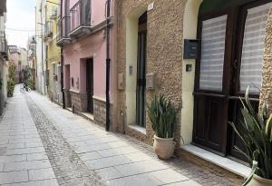 卡利亚里Casa Victoria的一条空洞的小巷,有楼房和门