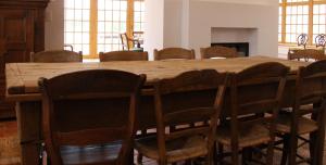 LinterHoeve Luitenant Halleux的一间带木桌和椅子的用餐室