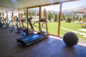 圣卡夏诺Hotel Gran Paradiso的一个带有氧器材的健身房,位于一个设有大窗户的房间