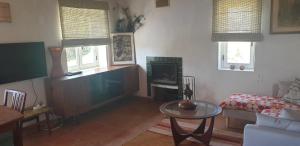 奥德赛克斯Montes de Baixo的客厅配有沙发和桌子