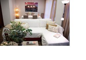 阿利坎特LUXURY New Apartment CITY CENTRE & BEACH, Alicante的客厅配有白色的沙发和桌子