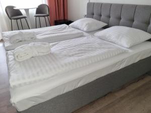 弗林布尔克Ubytování Hanka v hotelovém pokoji C408的一张带白色床单和毛巾的床