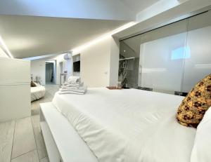 科莫Mariarosa Suites的一间白色的大卧室,配有一张白色的大床