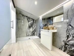 科莫Mariarosa Suites的带淋浴、盥洗盆和卫生间的浴室