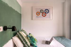 罗德镇STAY Rhodes Hotel的卧室配有一张床,墙上挂着一幅画