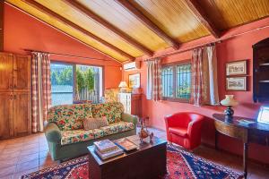 卡塔尼亚Villa Dinira的客厅配有沙发和桌子