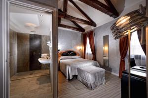 威尼斯帕加内利酒店的一间卧室配有床、水槽和镜子