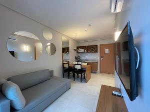 萨利诺波利斯Salinas Exclusive Resort的带沙发的客厅和用餐室