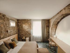 Llinars del VallèsParatgea的酒店客房设有床和窗户。