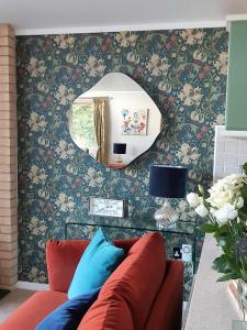 奥赫特拉德Willow Lodge Auchterarder的客厅配有红色的沙发和镜子