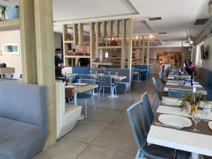 阿奎拉兹Conforto e Lazer no Golf Ville Resort Alto Padrão的餐厅设有桌椅,背景人员