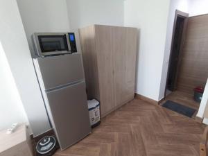 贝塞里尔德拉谢拉Mini Loft的客房设有冰箱,电视上方