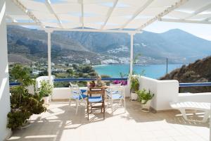阿吉亚利阿莫基一室公寓酒店的享有美景的庭院配有桌椅。