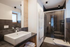 圣马蒂诺-因巴迪亚Berghotel Sanví的一间带水槽和淋浴的浴室