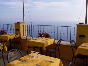 里奥马哲雷伯格迪坎皮酒店的一间设有桌椅的海景餐厅