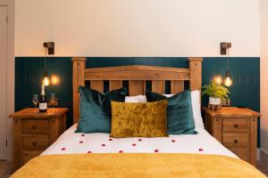 邓布兰Station View, Dunblane的一间卧室配有一张大床,拥有蓝色的墙壁和2个床头柜