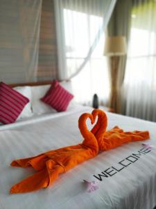 WahaMarind Dive Eco Resort的床上用毛巾制成的两天鹅
