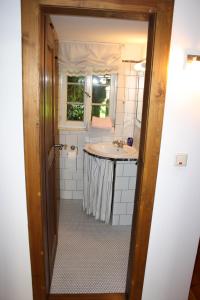 班贝格祖姆艾特尼豪斯拉公寓的浴室配有盥洗盆和浴缸。