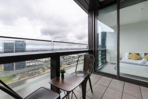 墨尔本KULA Docklands的市景阳台配有桌椅。