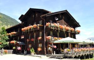 雷金根Swiss Lodge Joopi的一座大建筑前面有鲜花