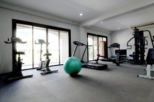 卡伦海滩Karon Sea Sands Resort-SHA PLUS的健身房设有健身器材和大型绿球
