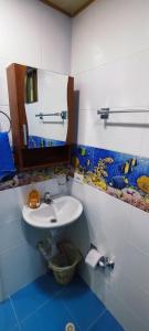 波哥大Aparta estudio cerca al aeropuerto espectacular的一间带水槽和镜子的浴室