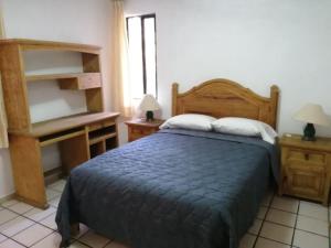 克雷塔罗Departamento Pb Estacionamiento, Centrico,的一间卧室配有一张带蓝色被子的床和两盏灯。