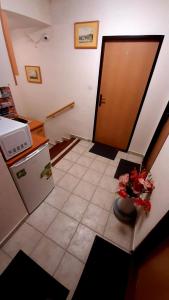 兹诺伊莫思蒂旅馆的一间带冰箱和门的厨房