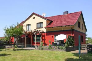 VogelsangApartment, Vogelsang-Warsin的红色和白色的房子,有红色屋顶