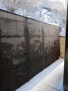 苏佩贝斯Appartement Super Besse的一面有雪的混凝土墙