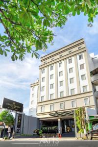 日惹Grand Kangen Hotel Urip Sumoharjo的街道前方的白色大建筑