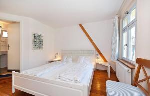 KrippenLandgasthaus Ziegelscheune的一间白色卧室,房间内设有白色的床