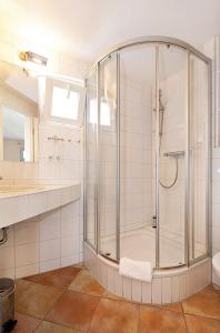 KrippenLandgasthaus Ziegelscheune的带淋浴、卫生间和盥洗盆的浴室